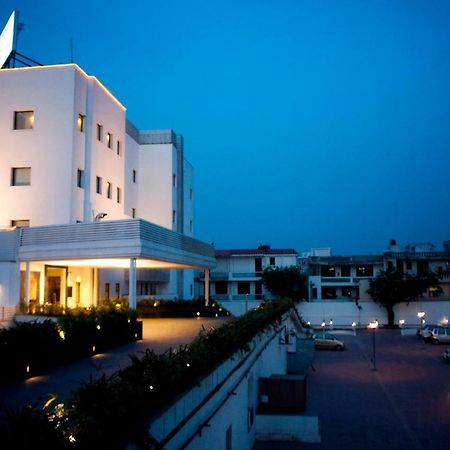 Vibe By The Lalit Traveller Hotel Faridabad Luaran gambar